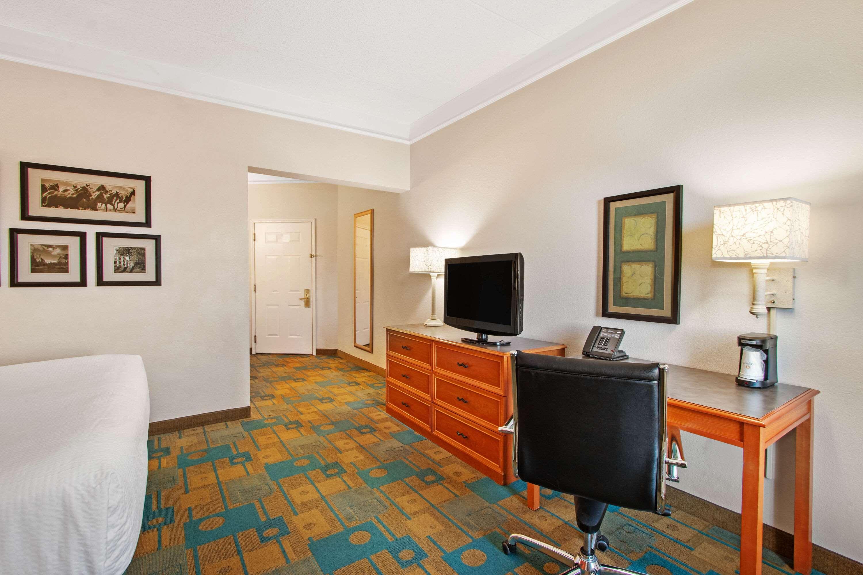Отель La Quinta By Wyndham Albuquerque West Экстерьер фото